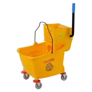 Seau jaune sur roulettes et essoreuse jaune